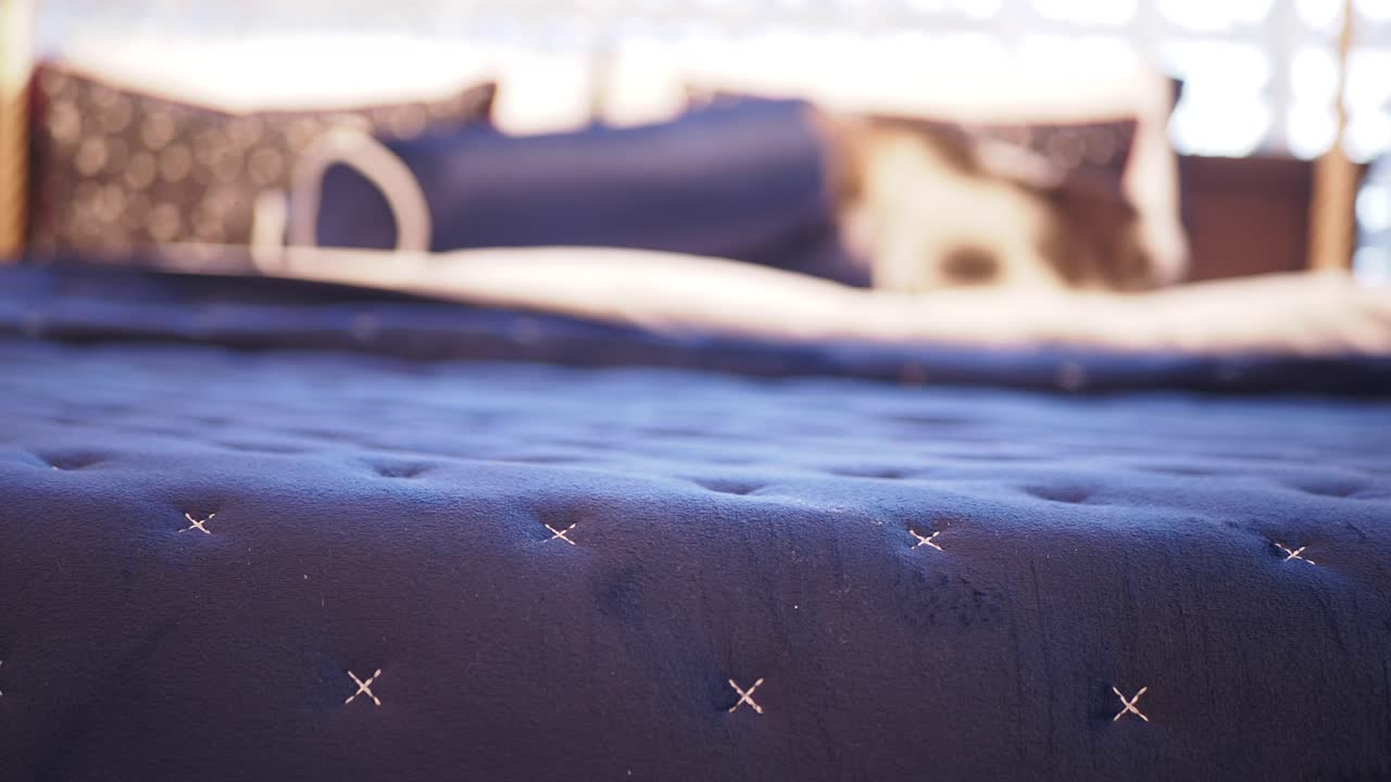 primer plano de una colcha de cama acolchada azul marino