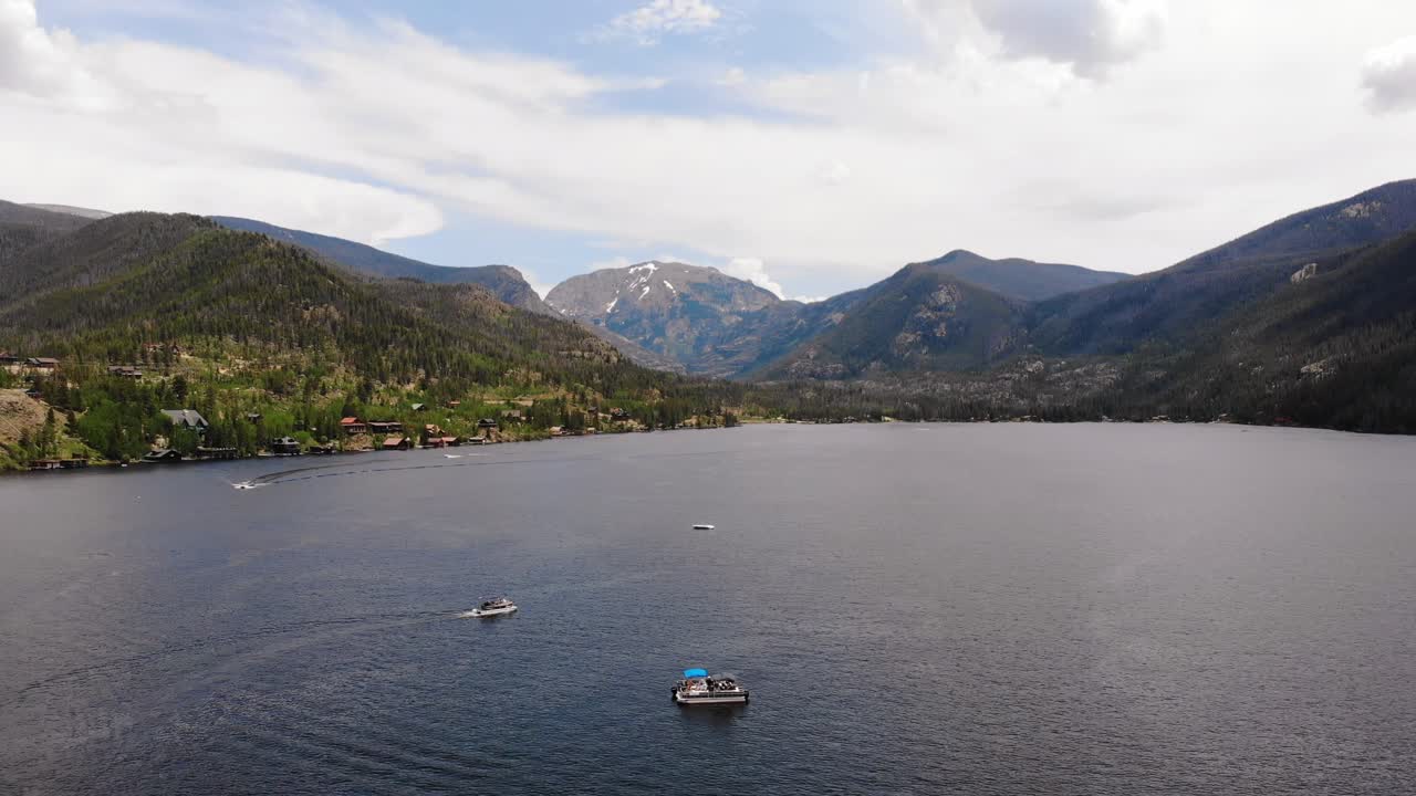 vista aérea del gran lago de colorado con algunos barcos en el agua en un día soleado de verano