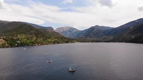 Vista-Aérea-Del-Gran-Lago-De-Colorado-Con-Algunos-Barcos-En-El-Agua-En-Un-Día-Soleado-De-Verano