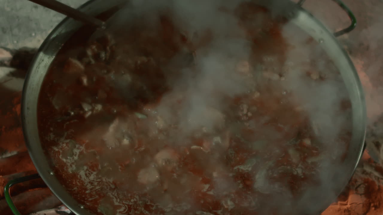 pollo con verduras en caldo hirviendo