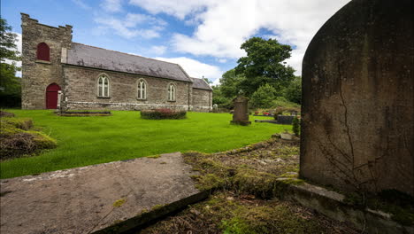 Bewegungszeitraffer-Des-Lokalen-Historischen-Friedhofs-Der-Kirche-Von-Irland-Im-Ländlichen-Land-Irlands-Während-Des-Tages