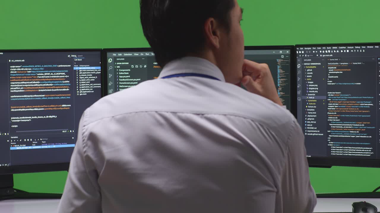 programador que trabaja en múltiples monitores