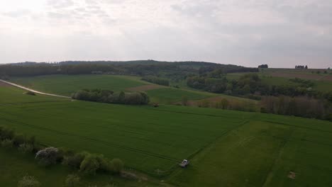 Amplia-Vista-Aérea-Sobre-Vastos-Prados-Verdes-Entre-Colinas-Y-Bosques-De-La-Ciudad-Alemana-De-Wetzlar-En-La-Región-De-Hesse