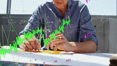 Animación-De-Gráficos,-Ecuación-Matemática,-Arquitecto-Asiático-Trabajando-En-Planos-En-La-Oficina