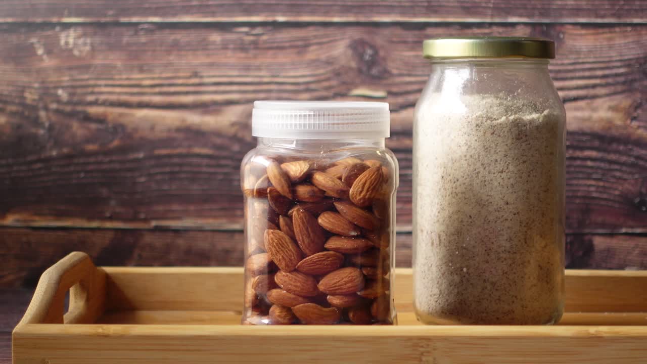 아몬드와 아몬드 밀가루 항아리