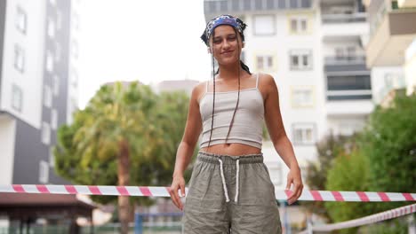 adolescente sonriente en un entorno urbano