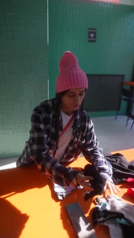 mujer clasificando la ropa en una lavandería moderna