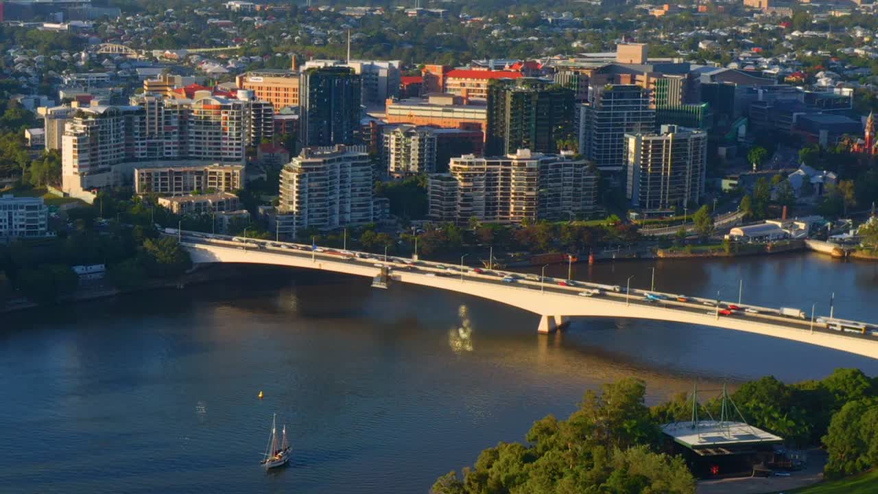 호주 브리즈번 시에서 아침 교통량이 많은 캡틴 쿡 다리 전체의 공중 전망