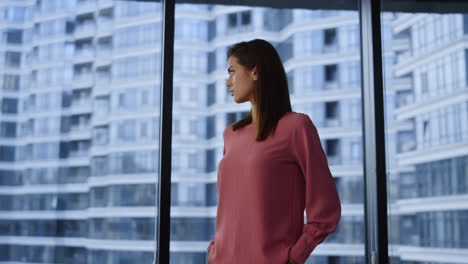 mujer de negocios seria posando
