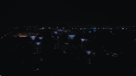 jardines junto a la bahía por la noche