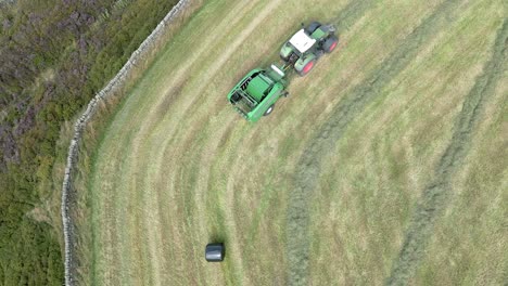 Paisaje-Aéreo-De-La-Cosecha-De-Heno-Usando-Un-Paisaje-De-Tractor-En-El-Campo-Rural