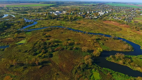 paisaje aéreo del río. río en el bosque. vista desde arriba. paisaje aéreo del río
