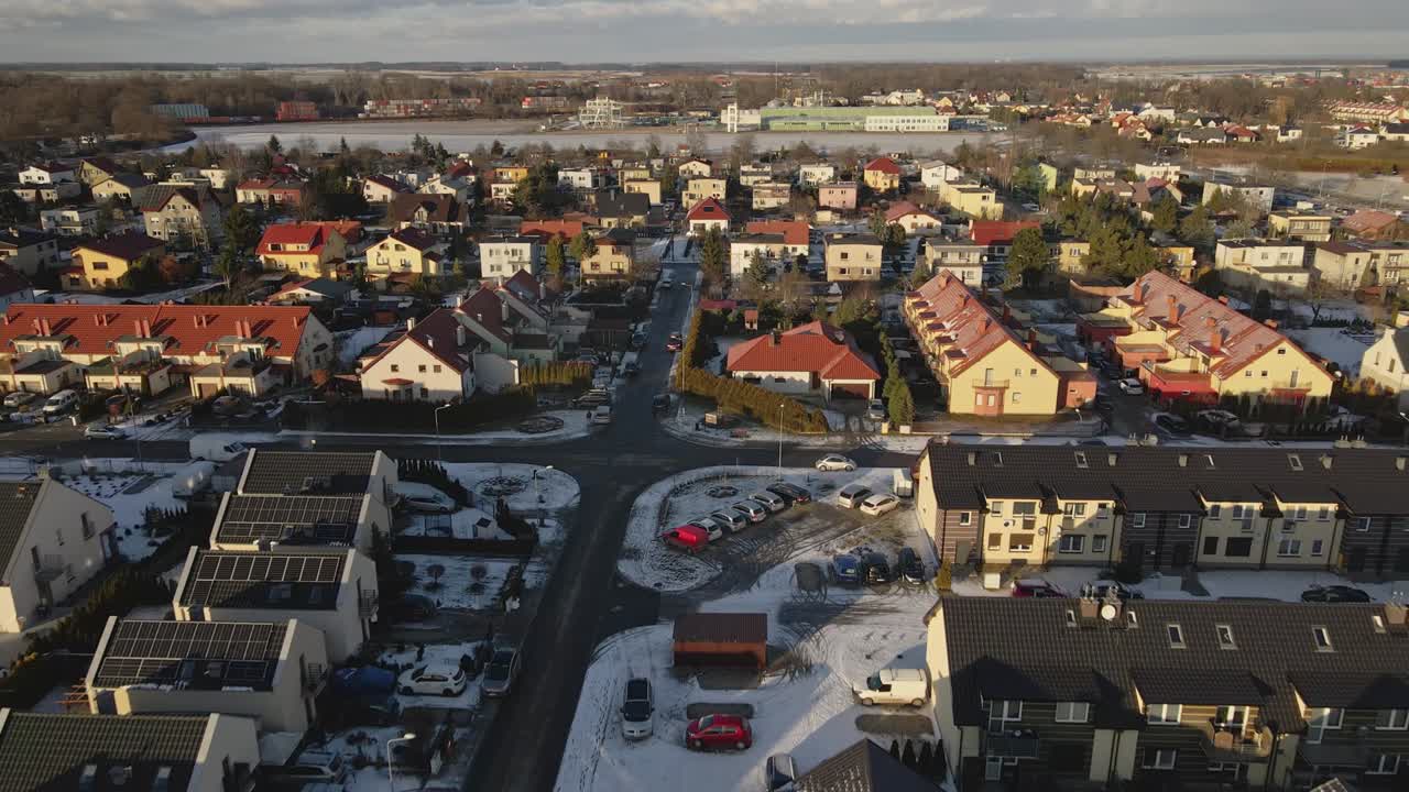 현대적 인 주거 교외 동네 와 함께 작은 유럽 도시 의 공중 풍경