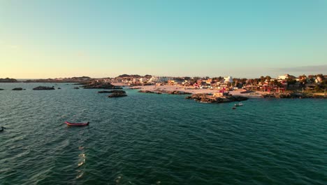 Vista-Aérea-Dando-Vueltas-Hacia-La-Playa-De-Bahía-Inglesa,-En-La-Soleada-Coquimbo,-Chile.