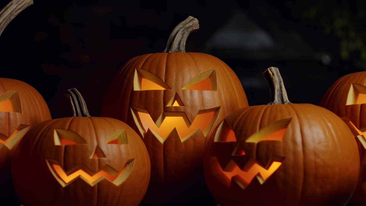 Zucche intagliate inquietanti che si illuminano al buio per la notte di Halloween