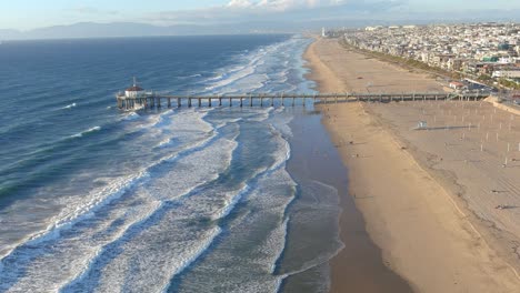 muelle de la playa de manhattan | olas del mar | hora dorada | california