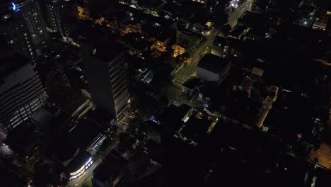 Colombo-Sri-Lanka-Antena-V40-Vista-De-Pájaro-De-Bajo-Nivel-Sobrevuelo-De-Drones-Bambalapitiya-A-Lo-Largo-De-Duplicación-Rd-Por-La-Noche-Capturando-Una-Mezcla-De-Centros-Comerciales-Y-Residenciales---Filmado-Con-Mavic-3-Cine---Abril-De-2023