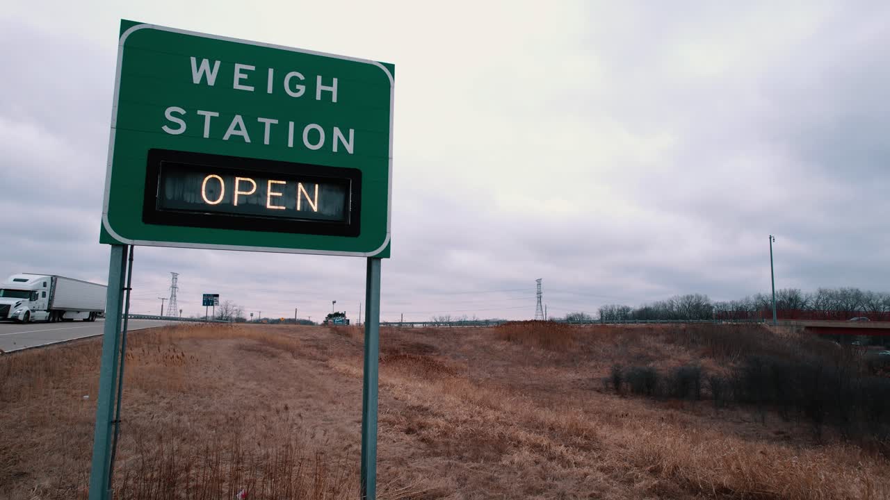 열려 있음을 나타내는 위그 스테이션 도로 표지판의 근접 촬영