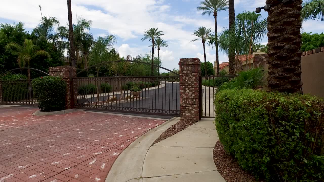 Sikkerhedsporte beskytter ejendom i Scottsdale, Arizona