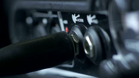 cable de micrófono xlr de conexión manual en el amplificador