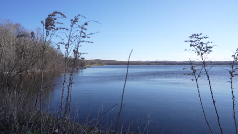 Wasser-Am-Felsigen-Uferstrand