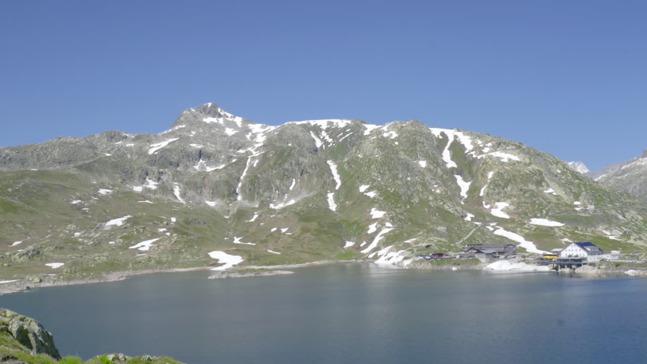 스위스 알프스의 산 호수, 푸른 하늘과 함께  ⁇ 은 날