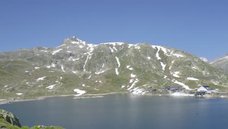 Mountain-Lake-in-the-Swiss-Alps,-on-a-clear-day-with-blue-sky