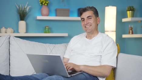 hombre en un ambiente de trabajo cómodo guiña a la cámara con una sonrisa.