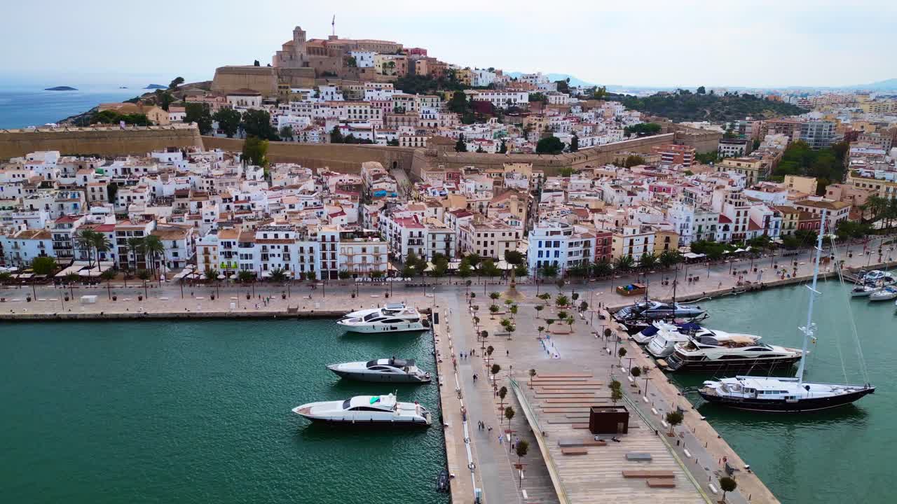 Vidunderlig luftoptagelse fra oven af havnepromenaden i Ibiza By, Spanien