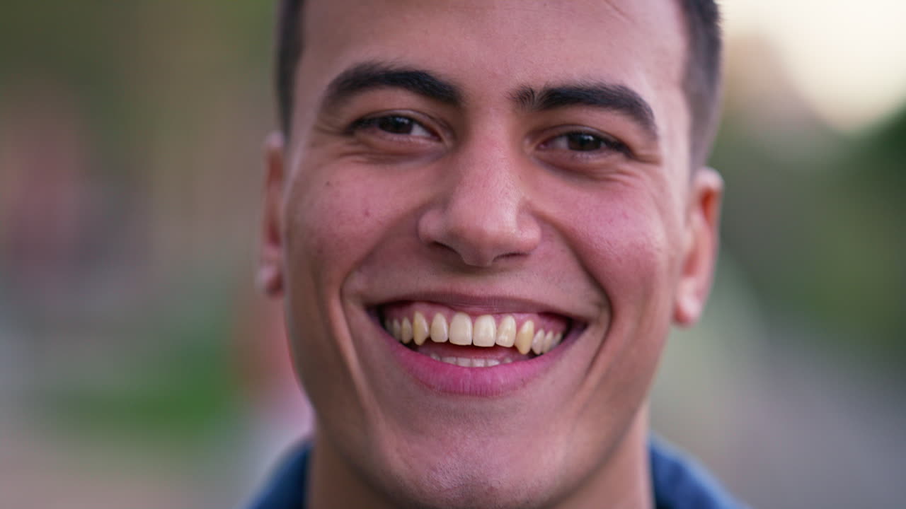 retrato en primer plano de un hombre sonriente