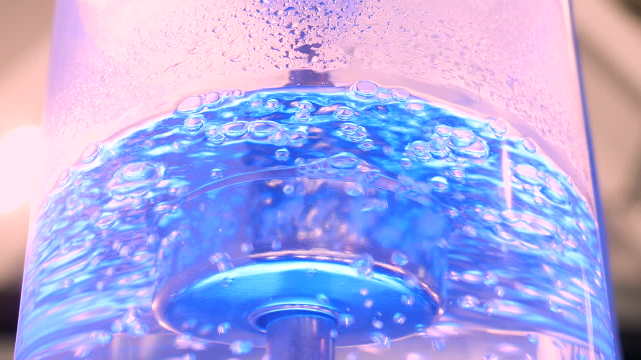 유리 용기에 거품이있는 파란 물