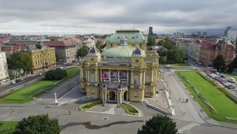 Gelbes-Historisches-Gebäude-Des-Kroatischen-Nationaltheaters-In-Zagreb,-Luftschwenk
