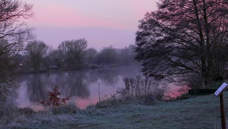 Video-Del-Lago-Convento-Oscuro-Y-Brumoso-Al-Amanecer-En-Thetford,-Norfolk,-Reino-Unido-En-Timelapse