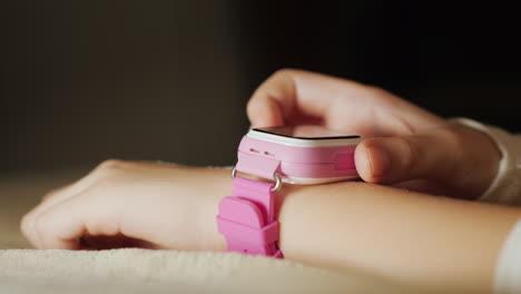 el niño habla con la ayuda de relojes inteligentes para niños acostados en la cama de mi dormitorio