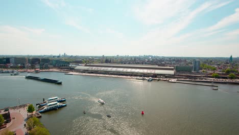 vista aérea panorámica del río ij y la estación central de ámsterdam, países bajos