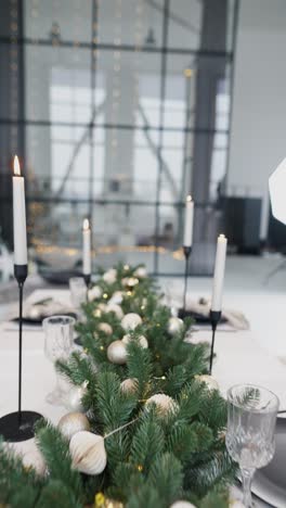 elegante mesa de cena de navidad en un interior moderno