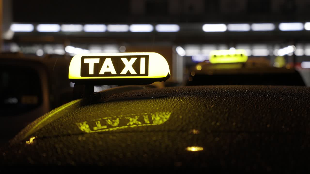 luz de señal de taxi iluminada de la ciudad nocturna
