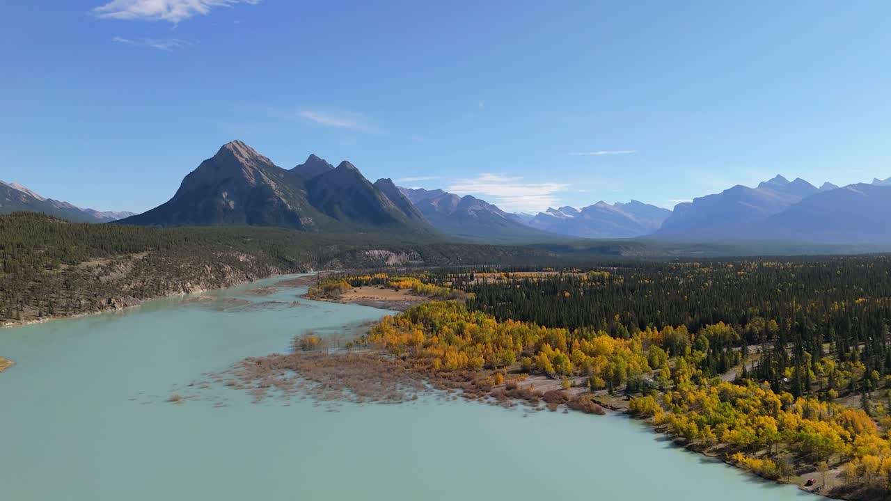 가을에 아브라함 호수: 가을 색과 바위 꼭대기의 웅장한 공중 풍경