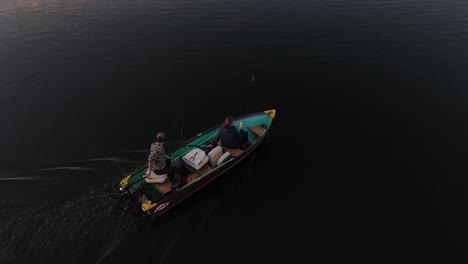 Imágenes-Aéreas-De-Dos-Personas-En-Una-Canoa-En-Minnesota