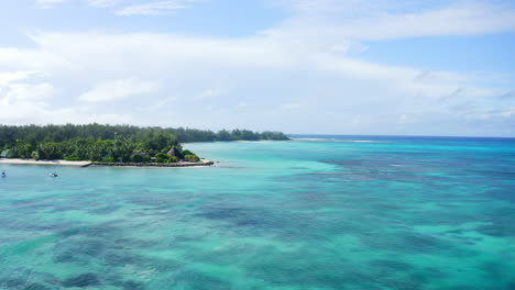 tomada aérea de un dron de una playa tropical