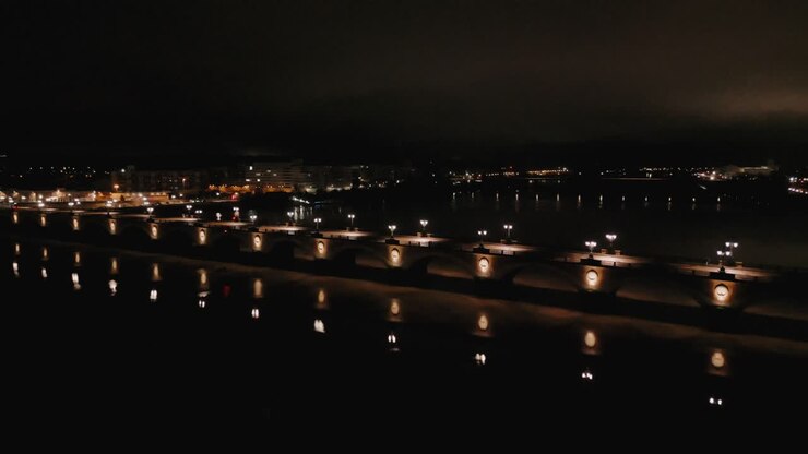 Pont de Pierre, Riflesso delle luci notturne, Bordeaux - vista aerea