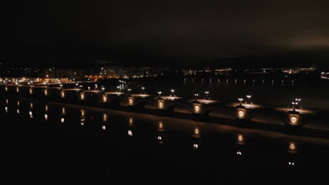 Pont-De-Pierre,-Reflejo-De-Luces-Nocturnas,-Burdeos---Aéreo