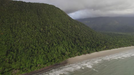 Montañas-Boscosas-Que-Se-Elevan-Sobre-Una-Playa-Tranquila-En-El-Parque-Nacional-Daintree,-Norte-De-Queensland,-Australia