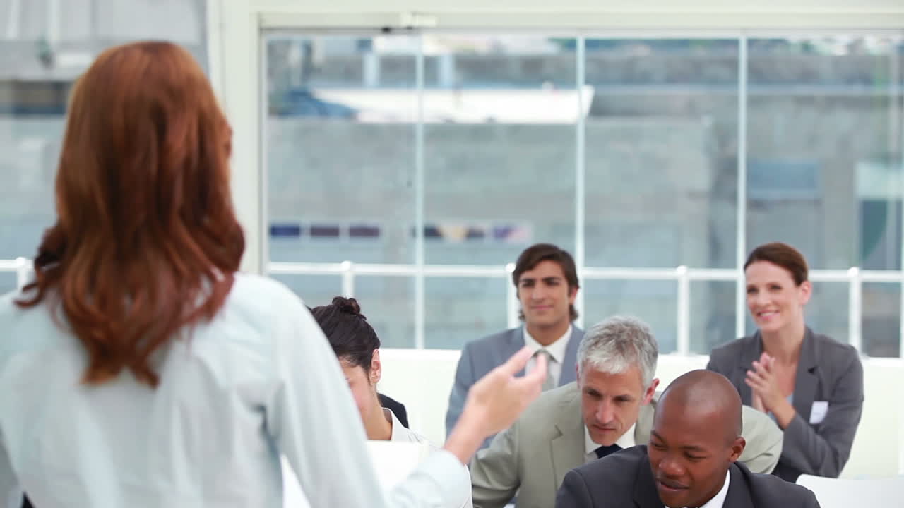 청중 들 은 연설자 를 박수 를 치고