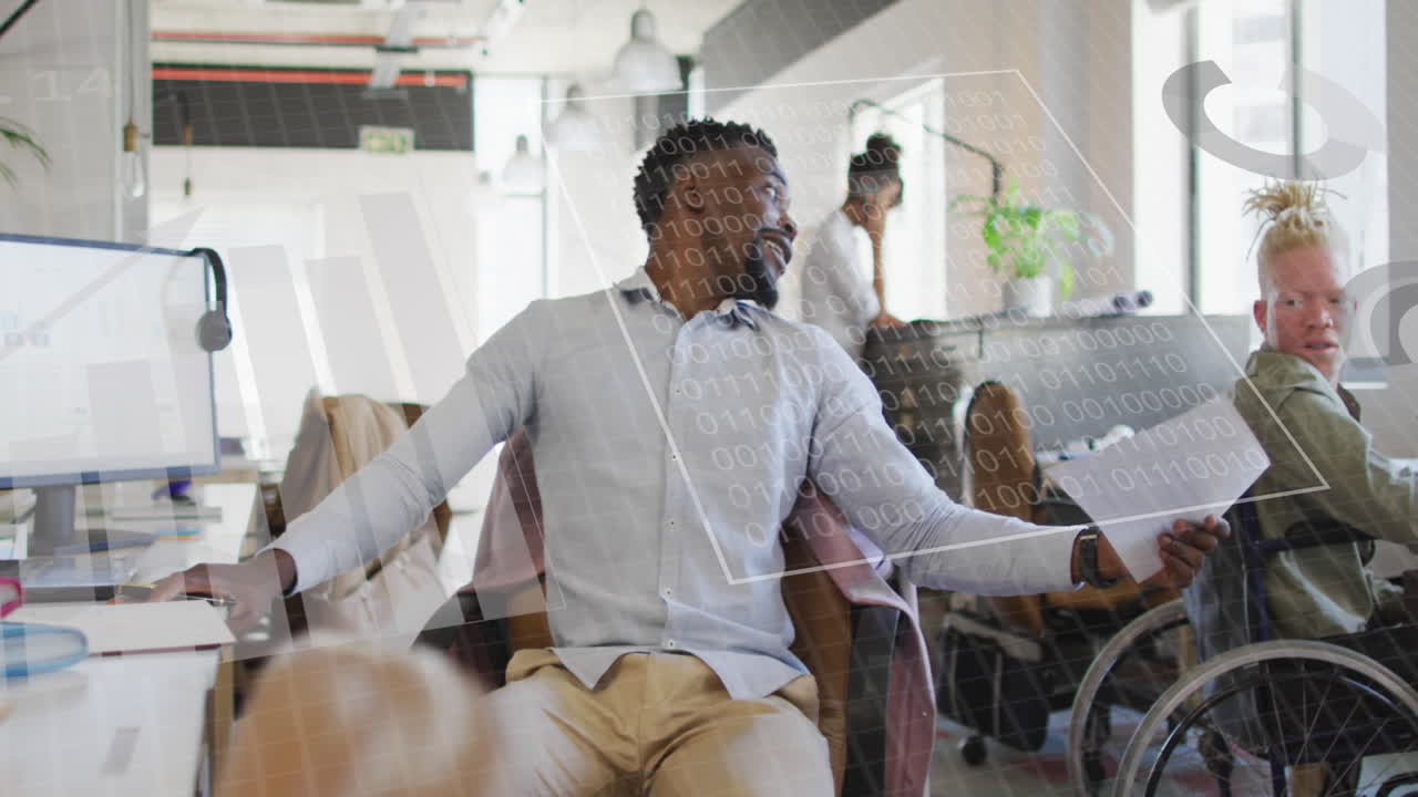 animación del procesamiento de datos sobre diversas personas de negocios en la oficina