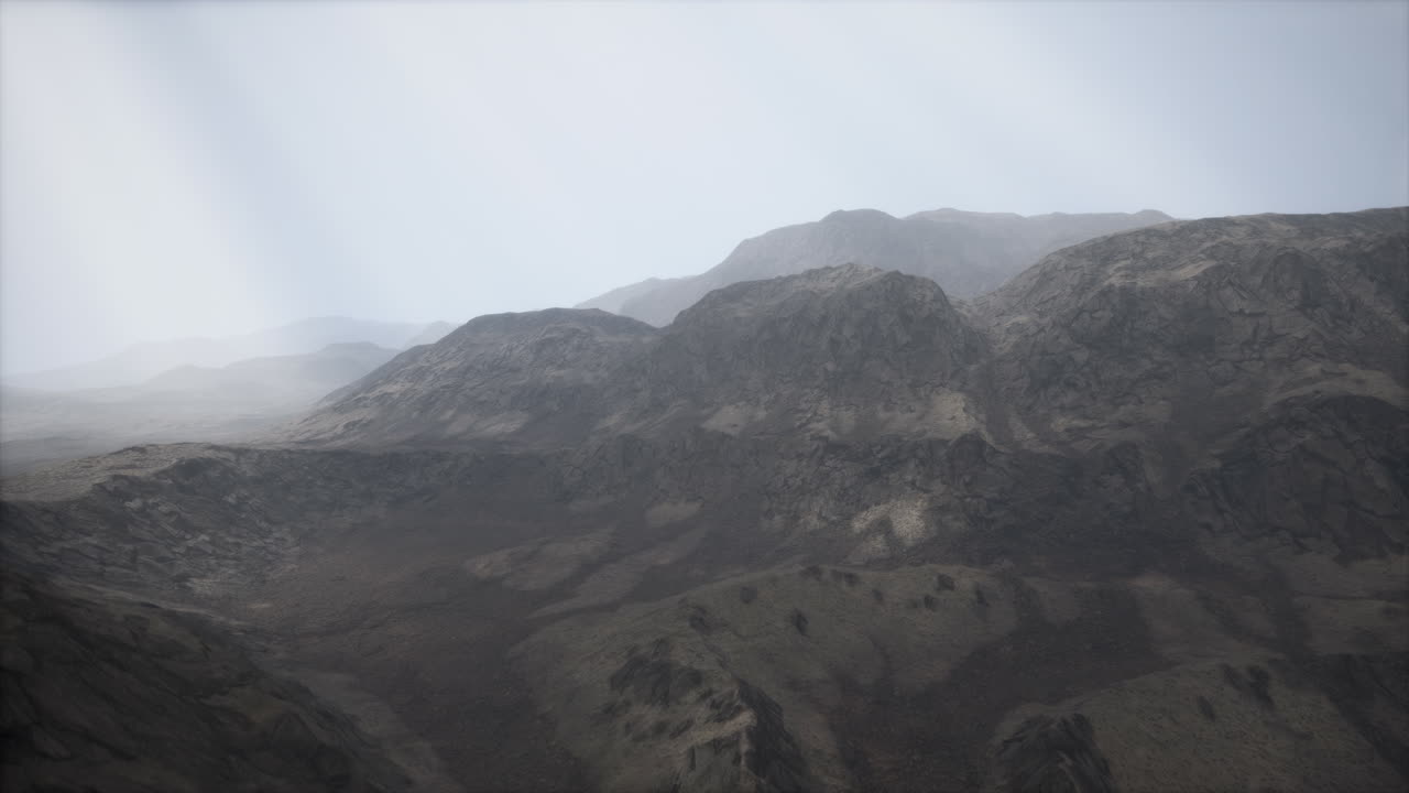 rayos de sol contra el telón de fondo de las montañas