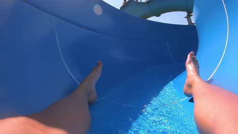 vista en primera persona, el descenso del tobogán acuático en vacaciones