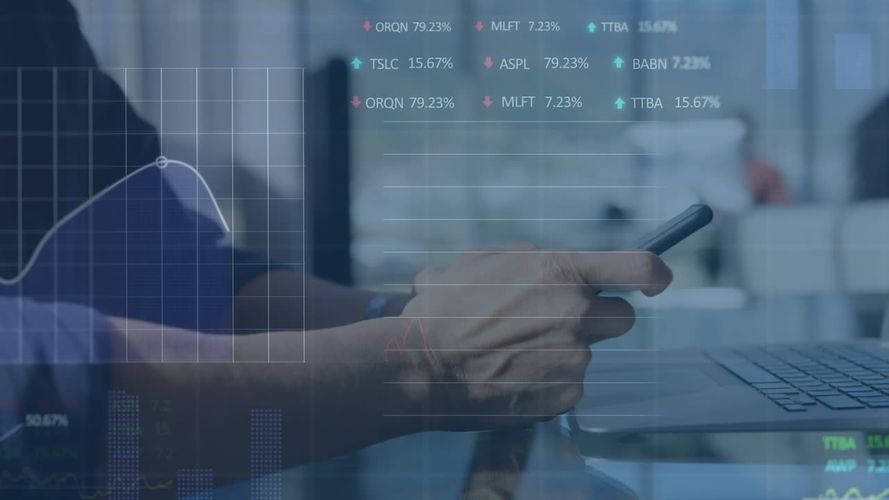animación del procesamiento de datos del mercado de valores contra la sección media de un hombre que usa un teléfono inteligente en la oficina