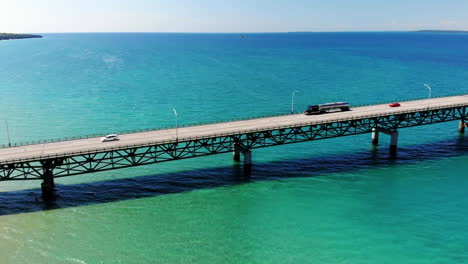 Drohnenaufnahmen-Von-Michigans-Großen-Seen-Und-Der-Mackinac-Bridge-Im-Sommer