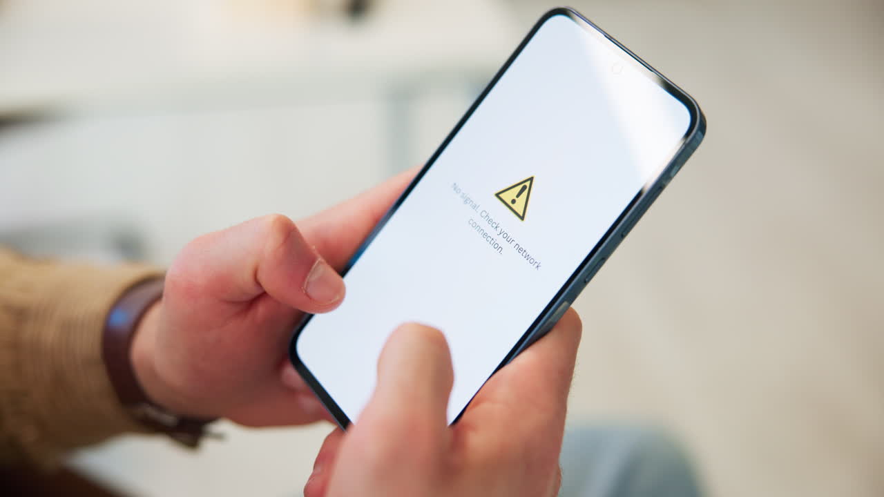 Schermo dello smartphone che mostra un errore di connessione di rete senza segnale